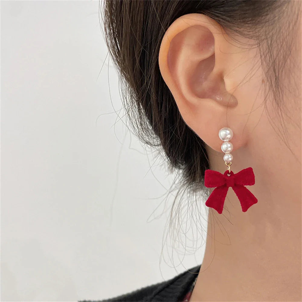 Aretes Colgantes con Perlas y Lazos rojos