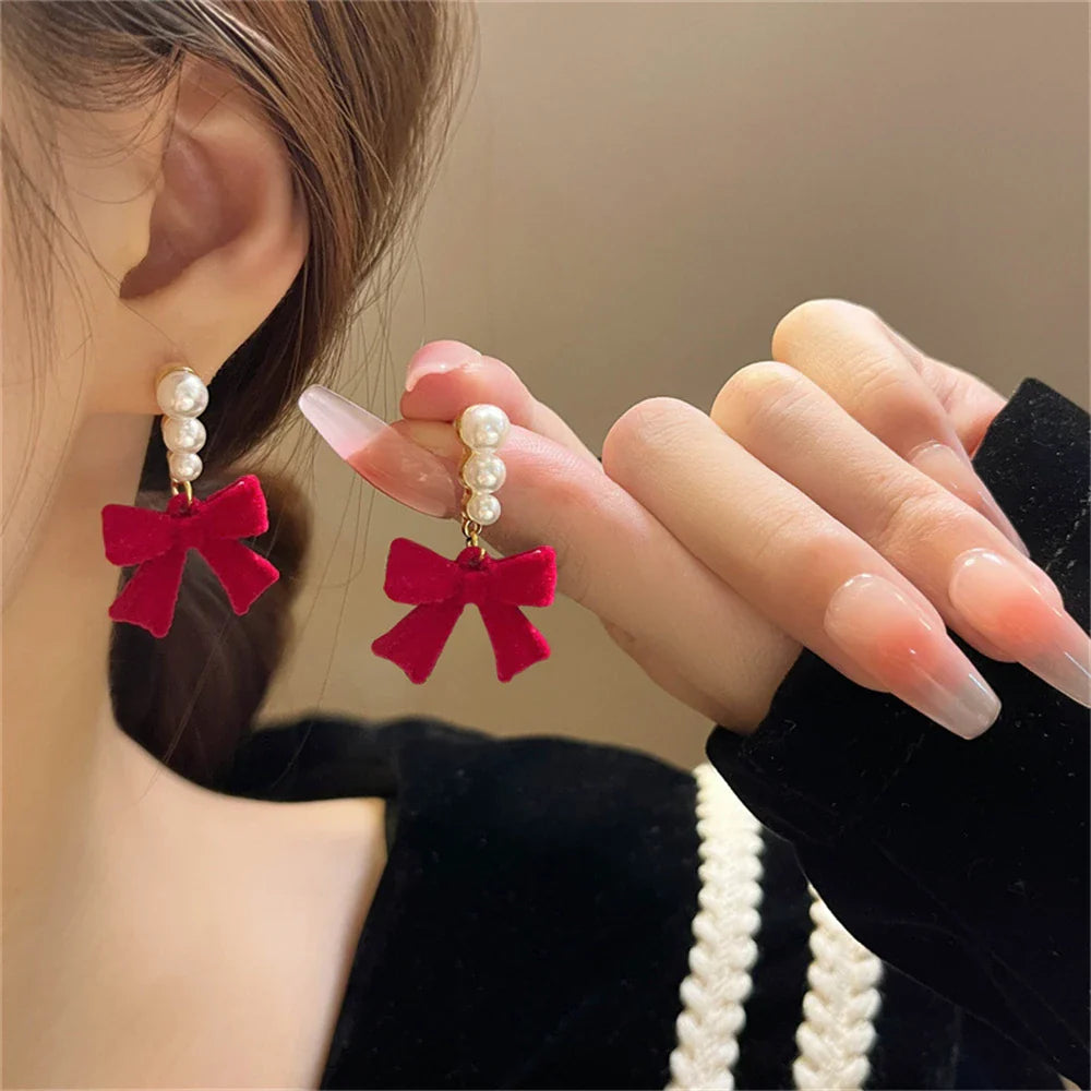Aretes Colgantes con Perlas y Lazos rojos