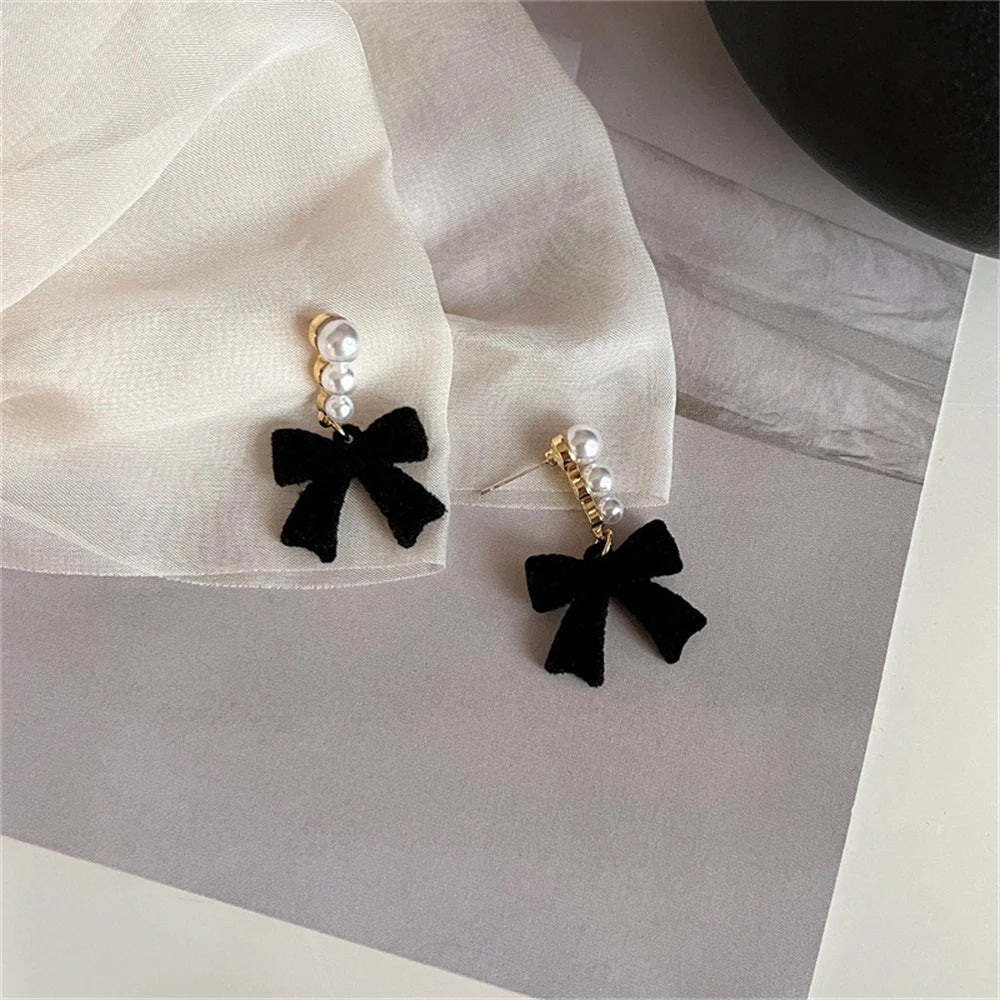 Aretes Colgantes con Perlas y Lazos negros