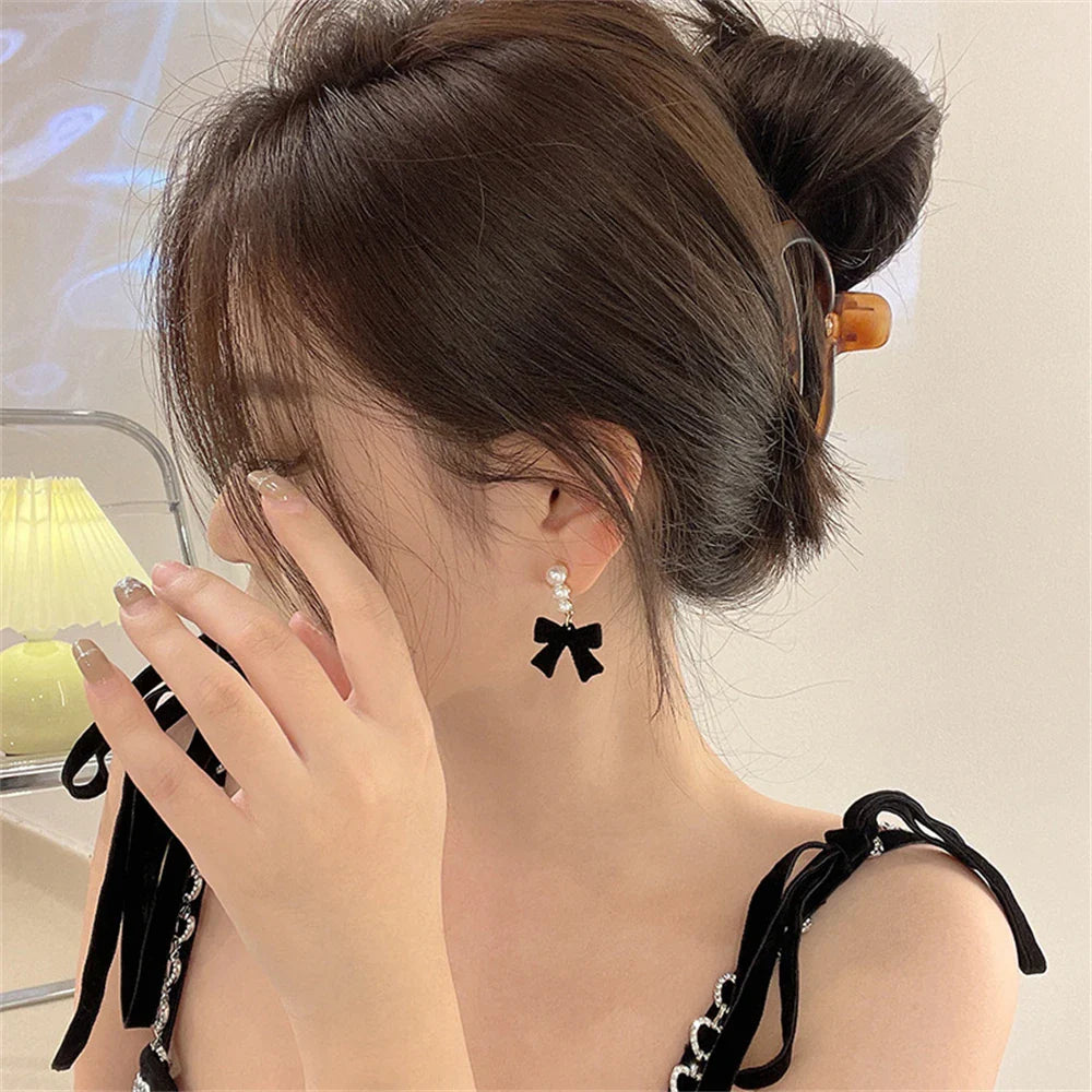 Aretes Colgantes con Perlas y Lazos negros