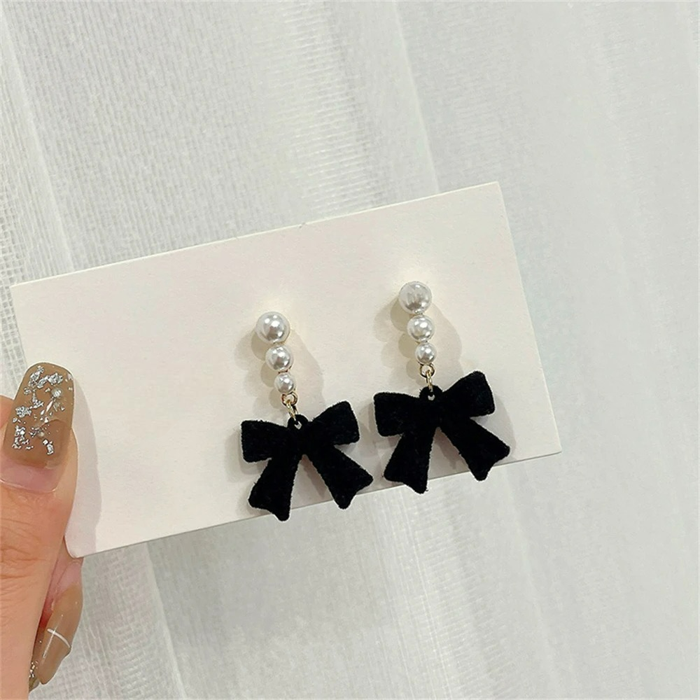 Aretes Colgantes con Perlas y Lazos negros