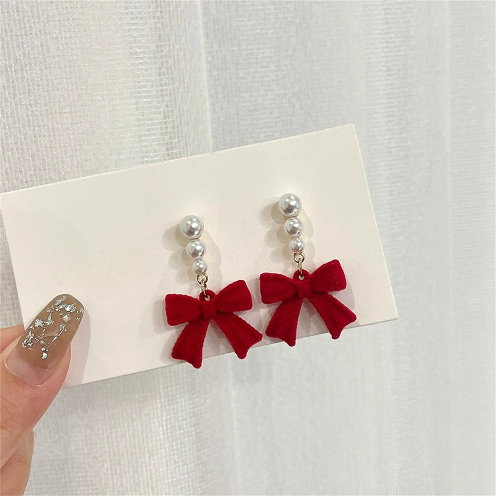 Aretes Colgantes con Perlas y Lazos rojos