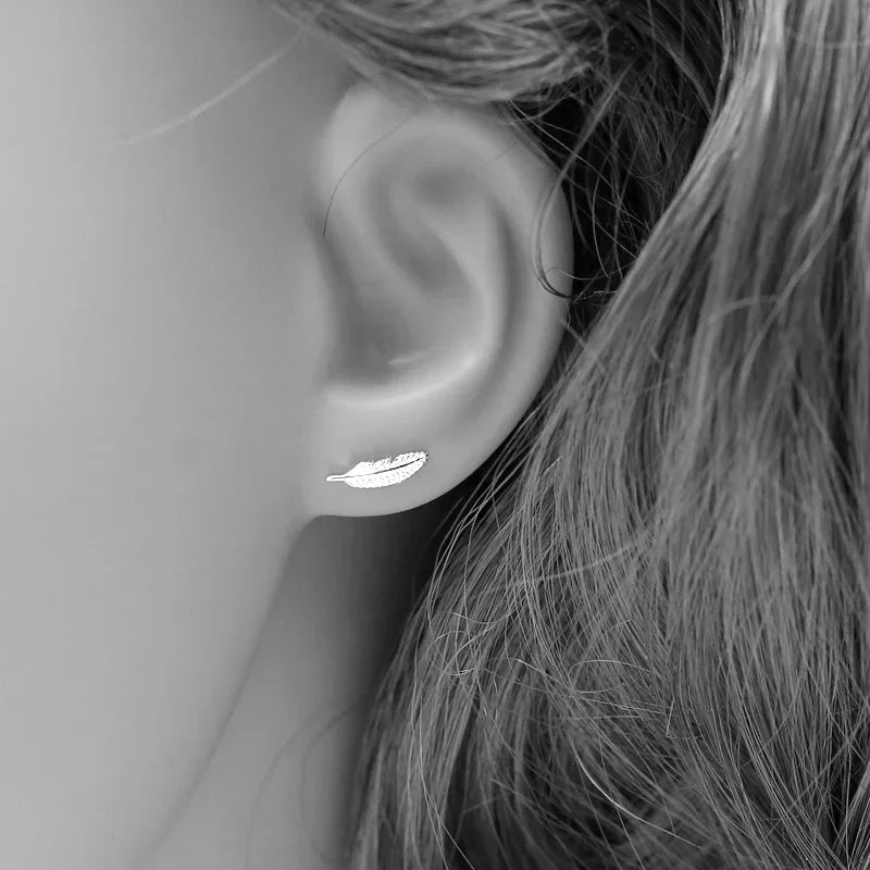Aretes de botón pluma