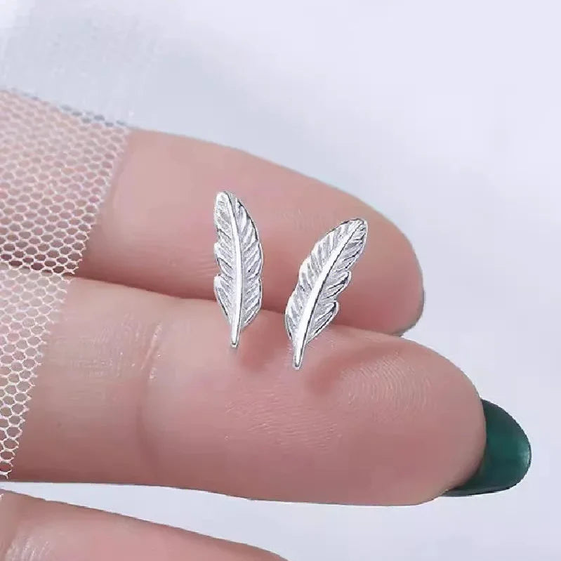 Aretes de botón pluma