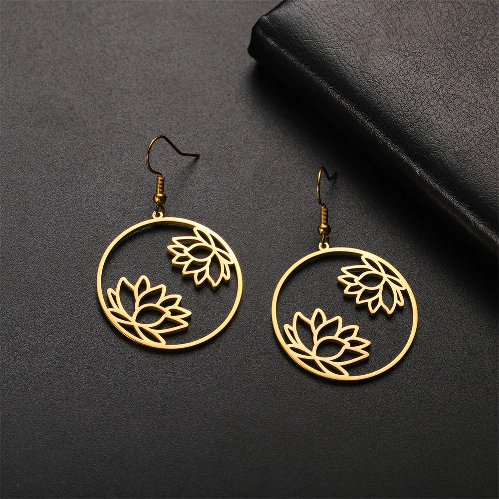 Aretes Colgantes Redondos Flor de Loto en Oro