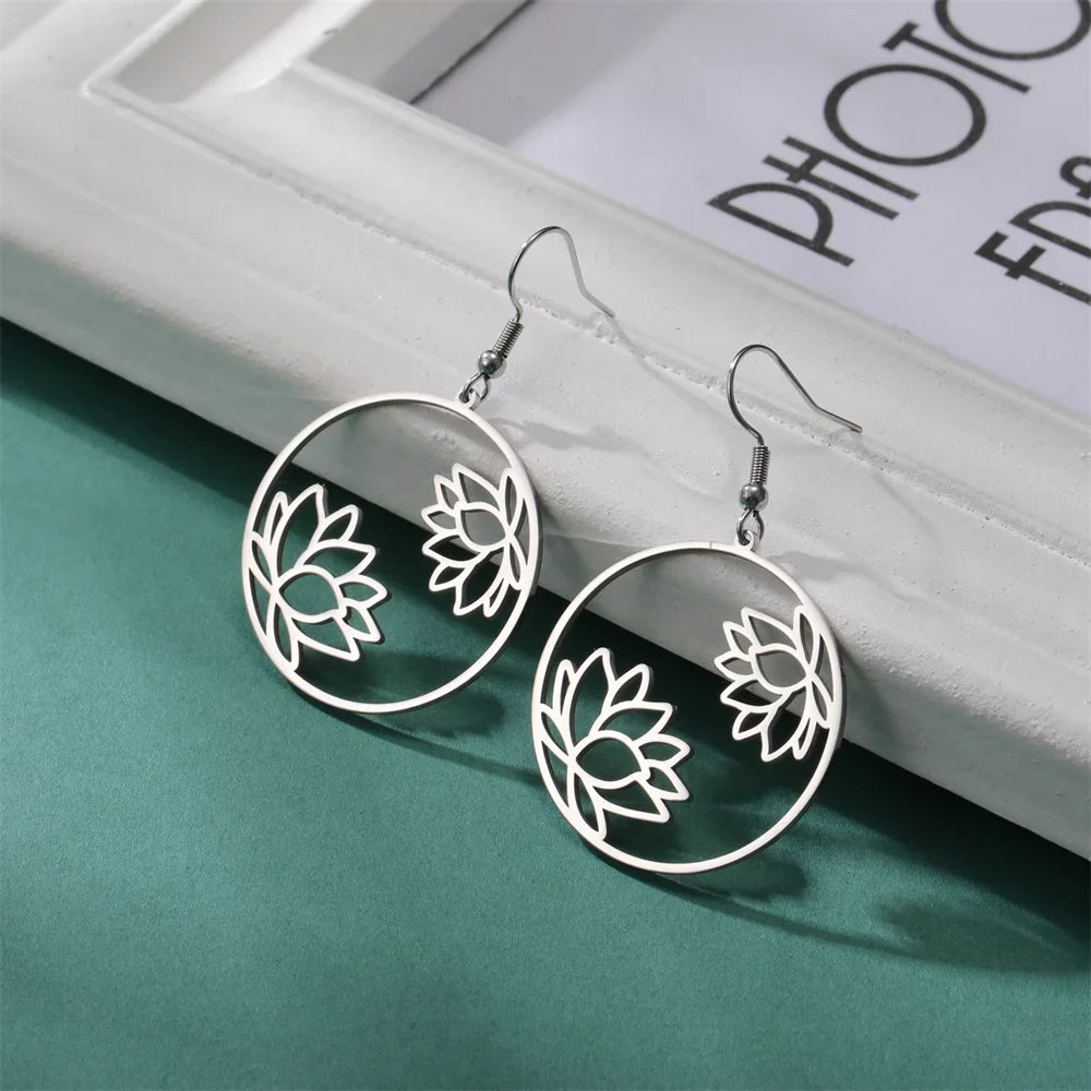 Aretes Colgantes Redondos Flor de Loto en Plata