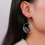 Aretes Colgantes Redondos Flor de Loto en Plata