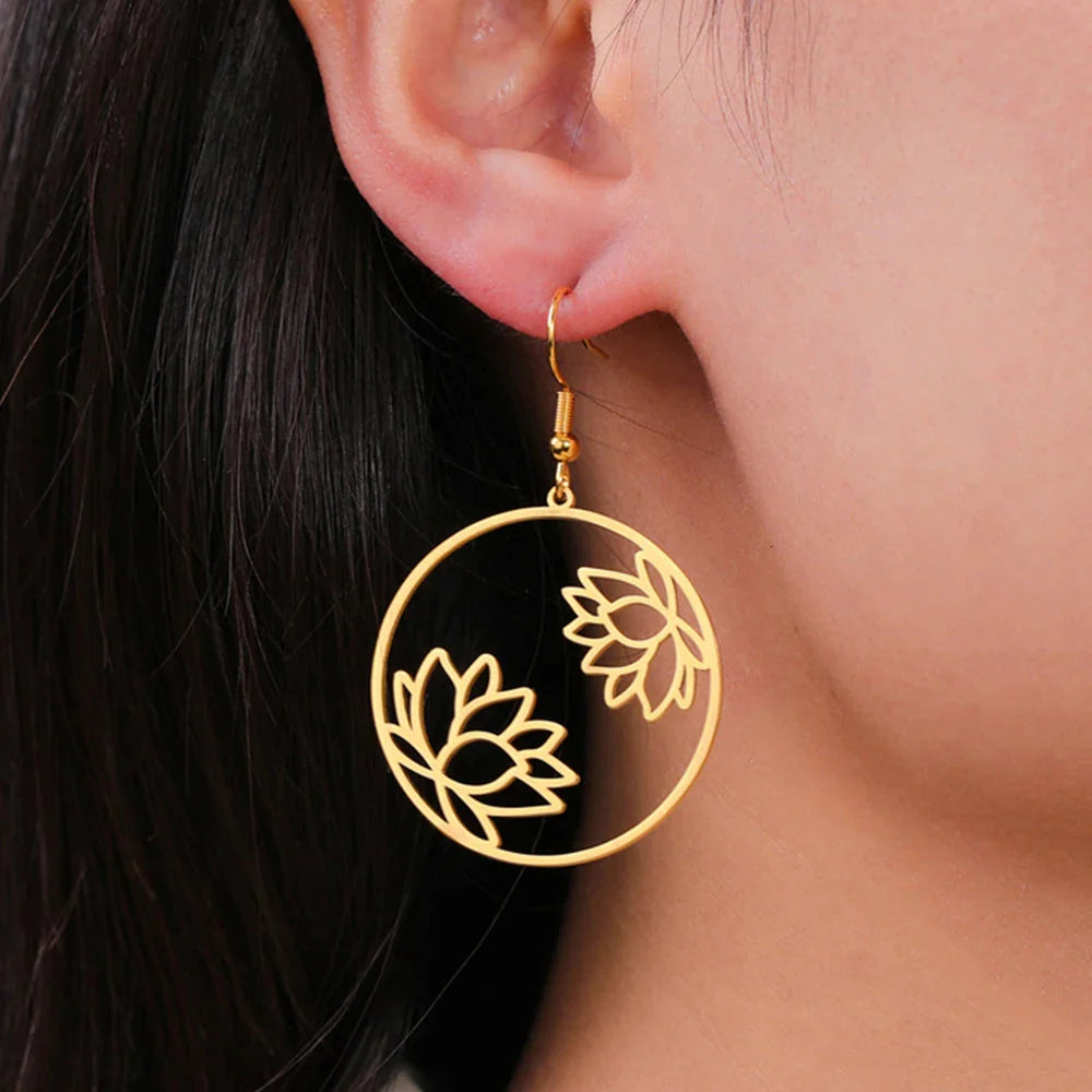 Aretes Colgantes Redondos Flor de Loto en Oro