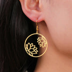 Aretes Colgantes Redondos Flor de Loto en Oro