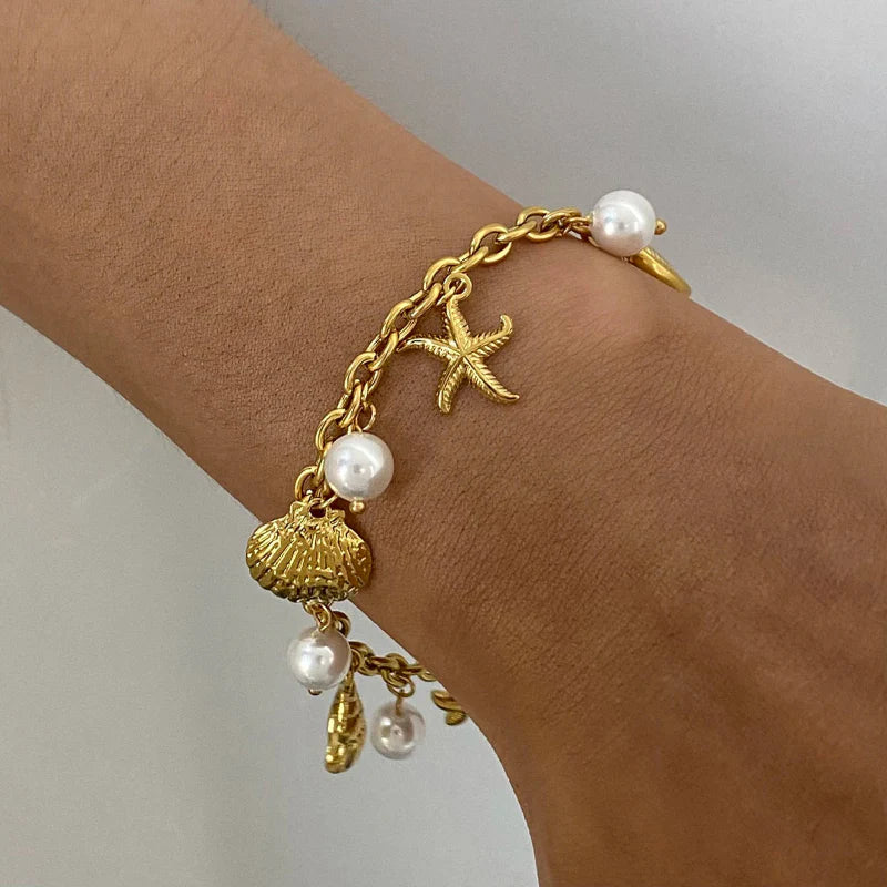 Pulsera con Conchas y Perlas Blancas