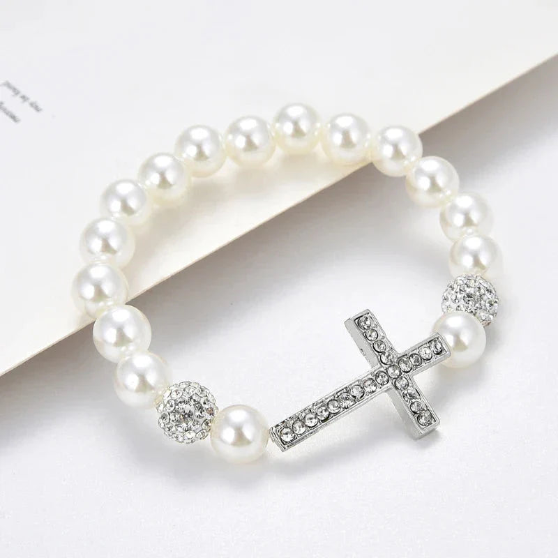 Pulsera con Perlas Blancas y Cruz