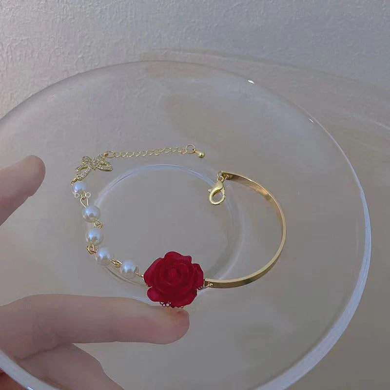 Pulsera con Perlas y Flor de Rosa roja