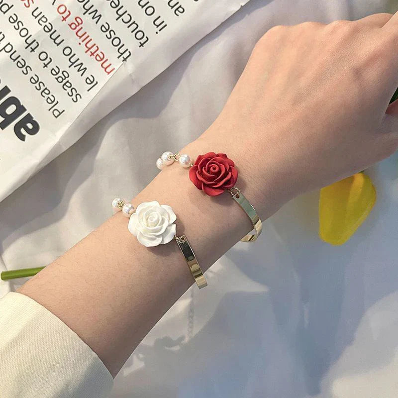 Pulsera con Perlas y Flor de Rosa blanca