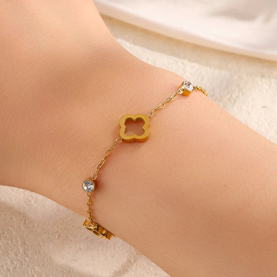 Pulsera con Tréboles de 4 Hojas con Circonio dorado