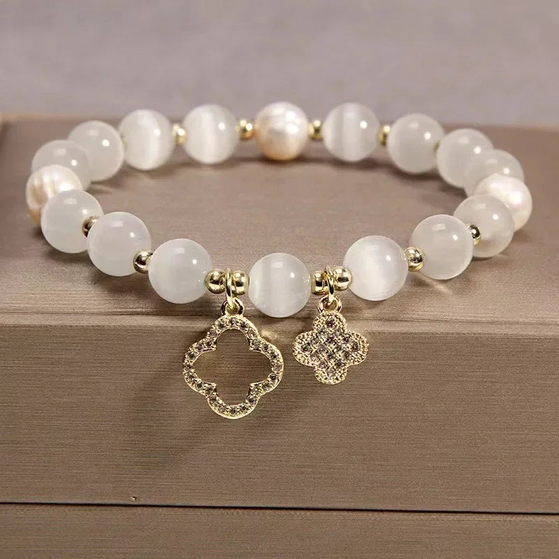 Pulsera de Perlas con Tréboles de 4 Hojas