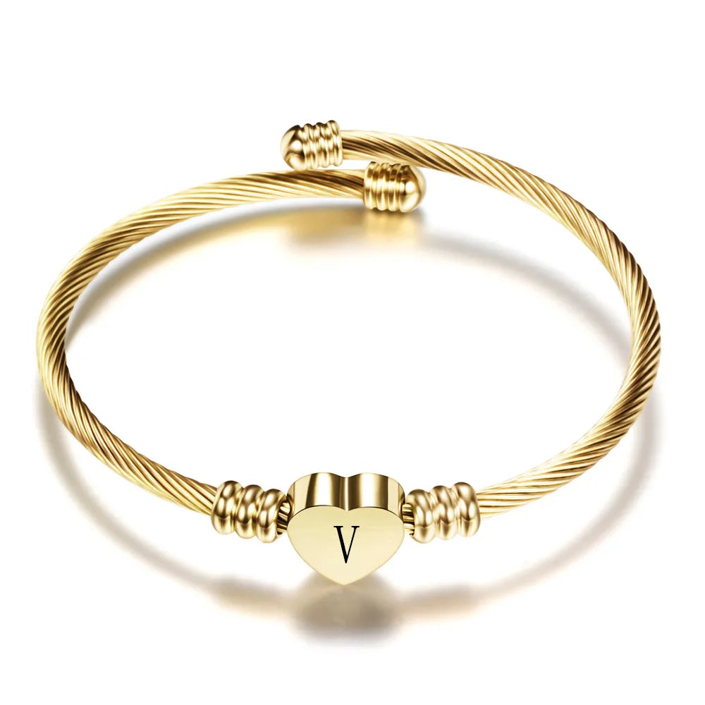 Pulsera de corazón con inicial de oro v