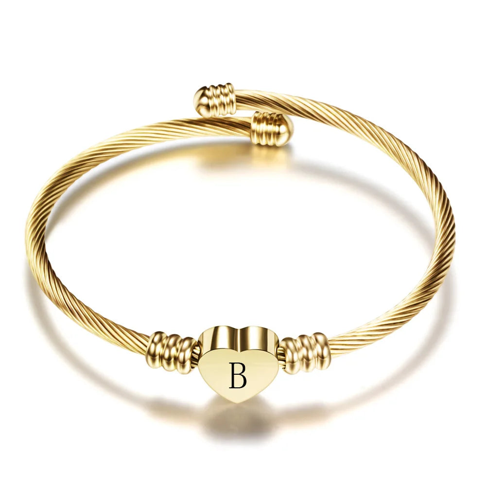 Pulsera de corazón con inicial de oro b