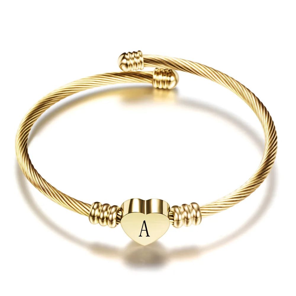 Pulsera de corazón con inicial de oro a