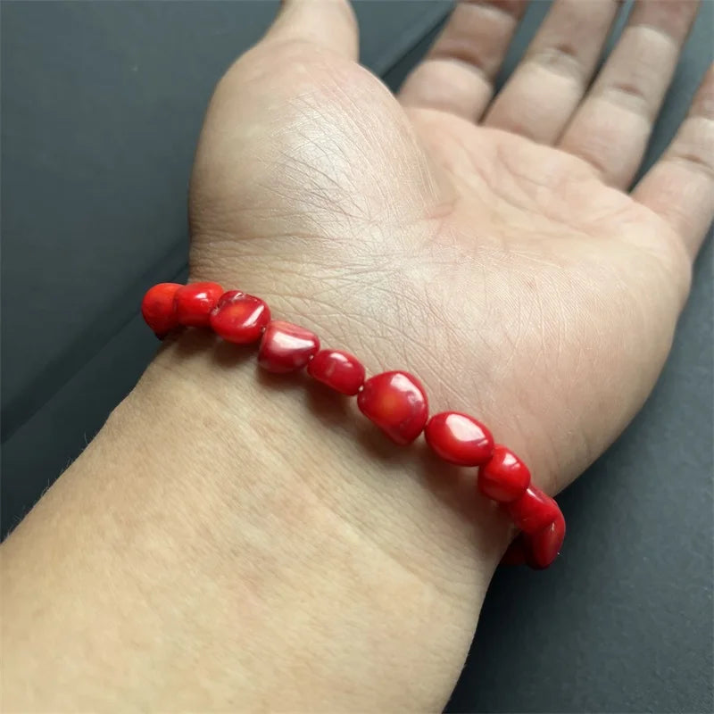 Pulsera de coral rojo en guijarros