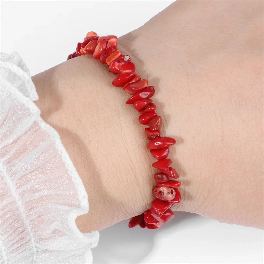 Pulsera de coral con pequeños destellos rojos