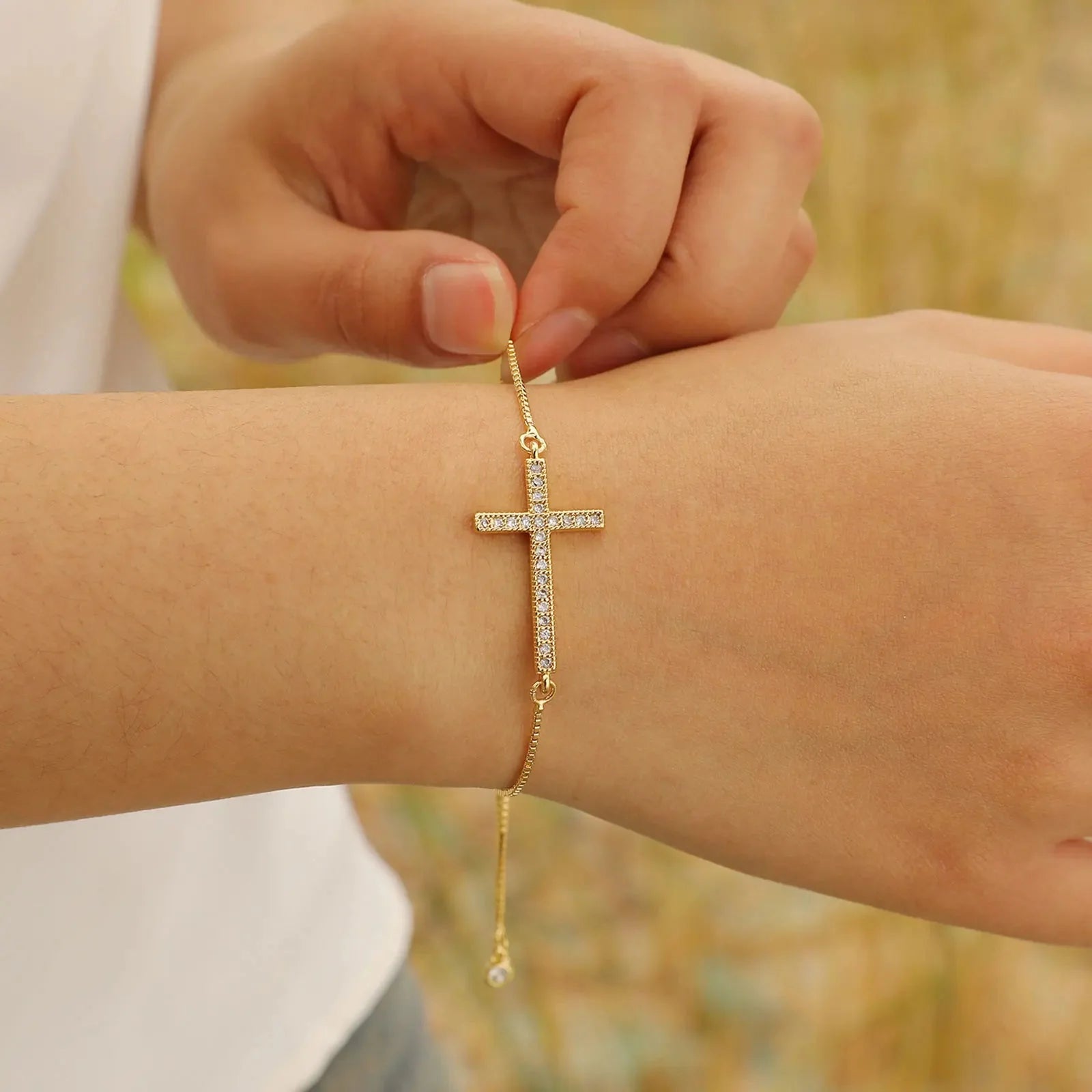 Pulsera Cruz Cristiana de Circonio para Mujer