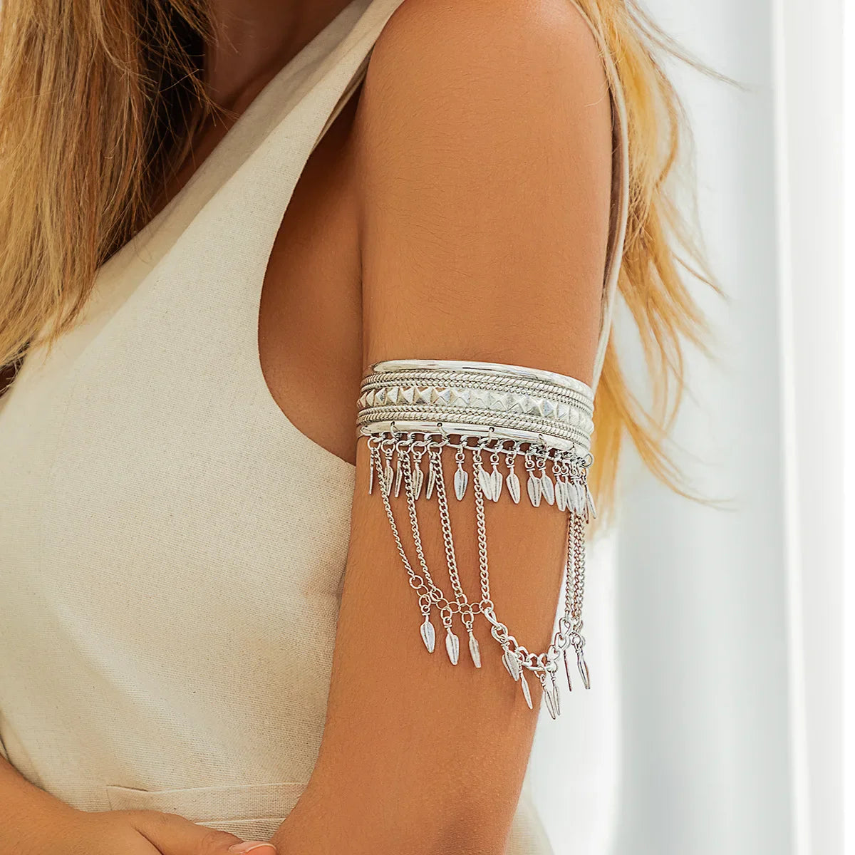 Pulsera de brazo para mujer con plumas