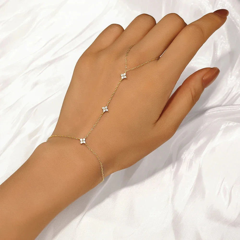 Pulsera de mano con flores de circonio dorado