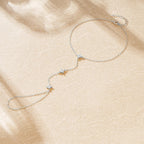 Pulsera de mano con flores de circonio plateado
