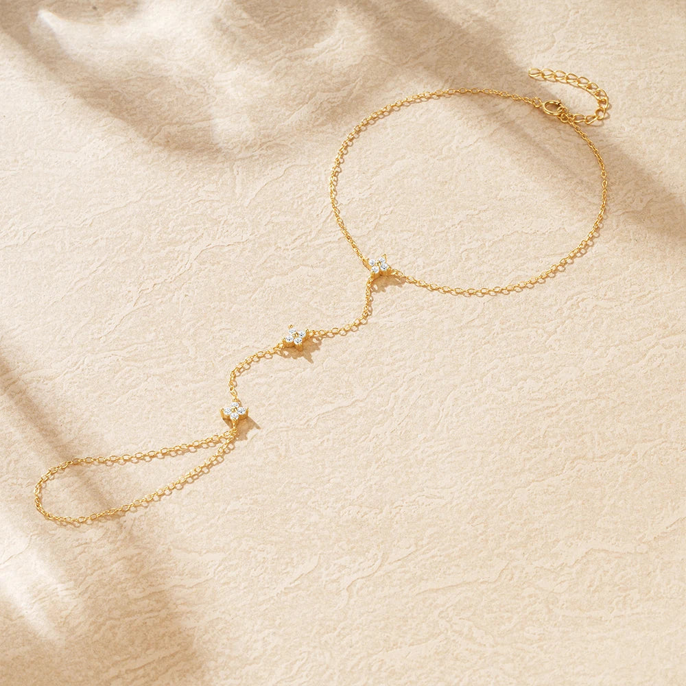 Pulsera de mano con flores de circonio dorado