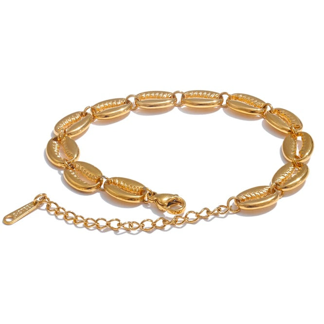 Pulsera dorada con concha cauri