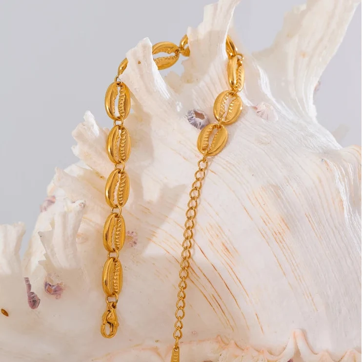 Pulsera dorada con concha cauri