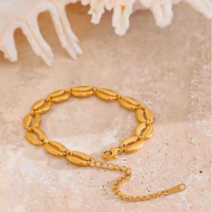 Pulsera dorada con concha cauri