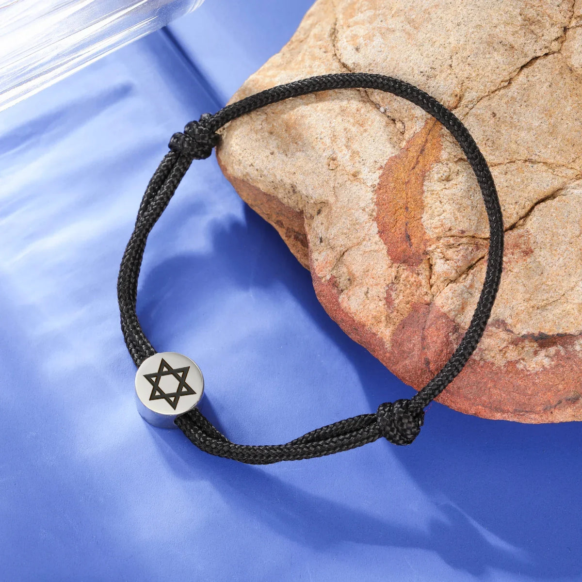 Pulsera de cordón con el símbolo judío estrella de David en negro y plateado