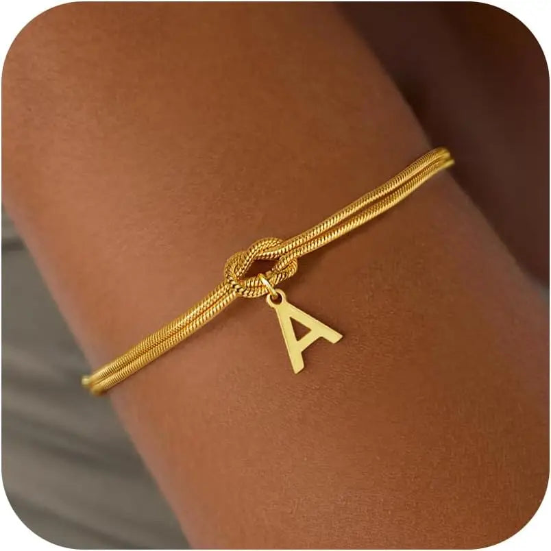 Pulsera con inicial y nudo a
