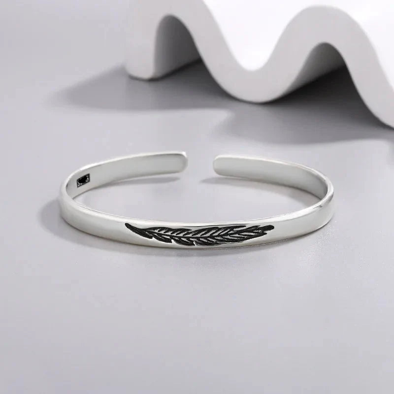 Pulsera brazalete abierta pluma plateada