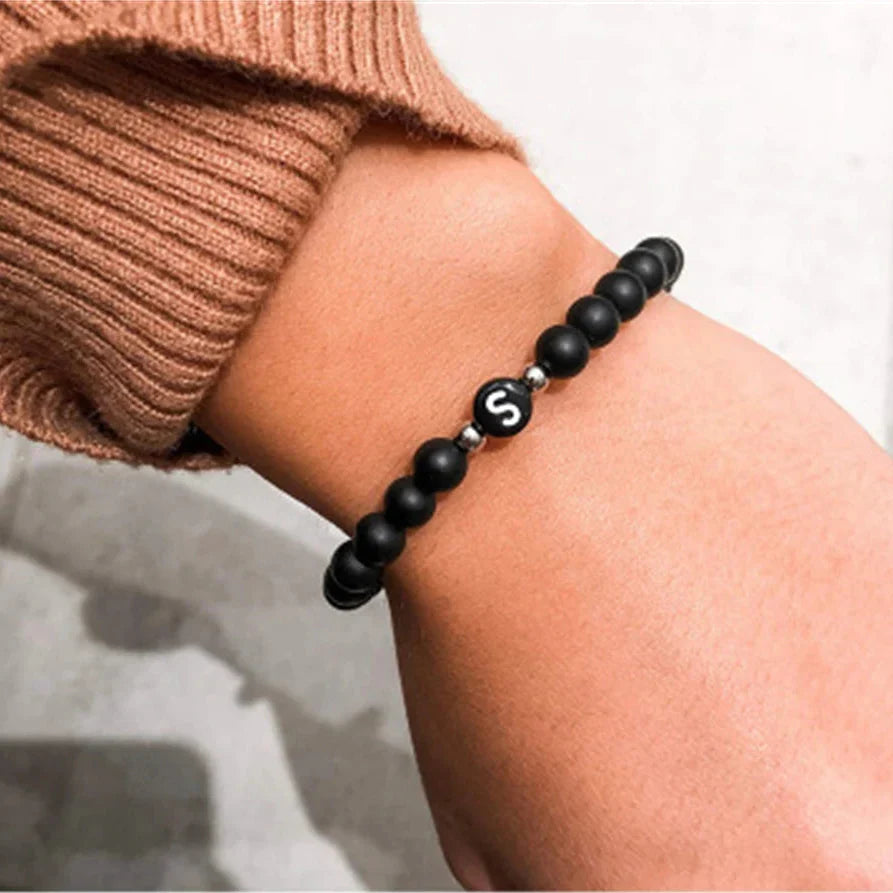 Pulsera negra inicial