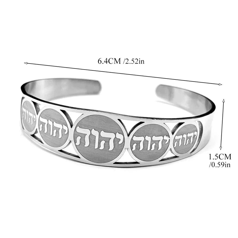 Pulsera abierta con letras en hebreo judío
