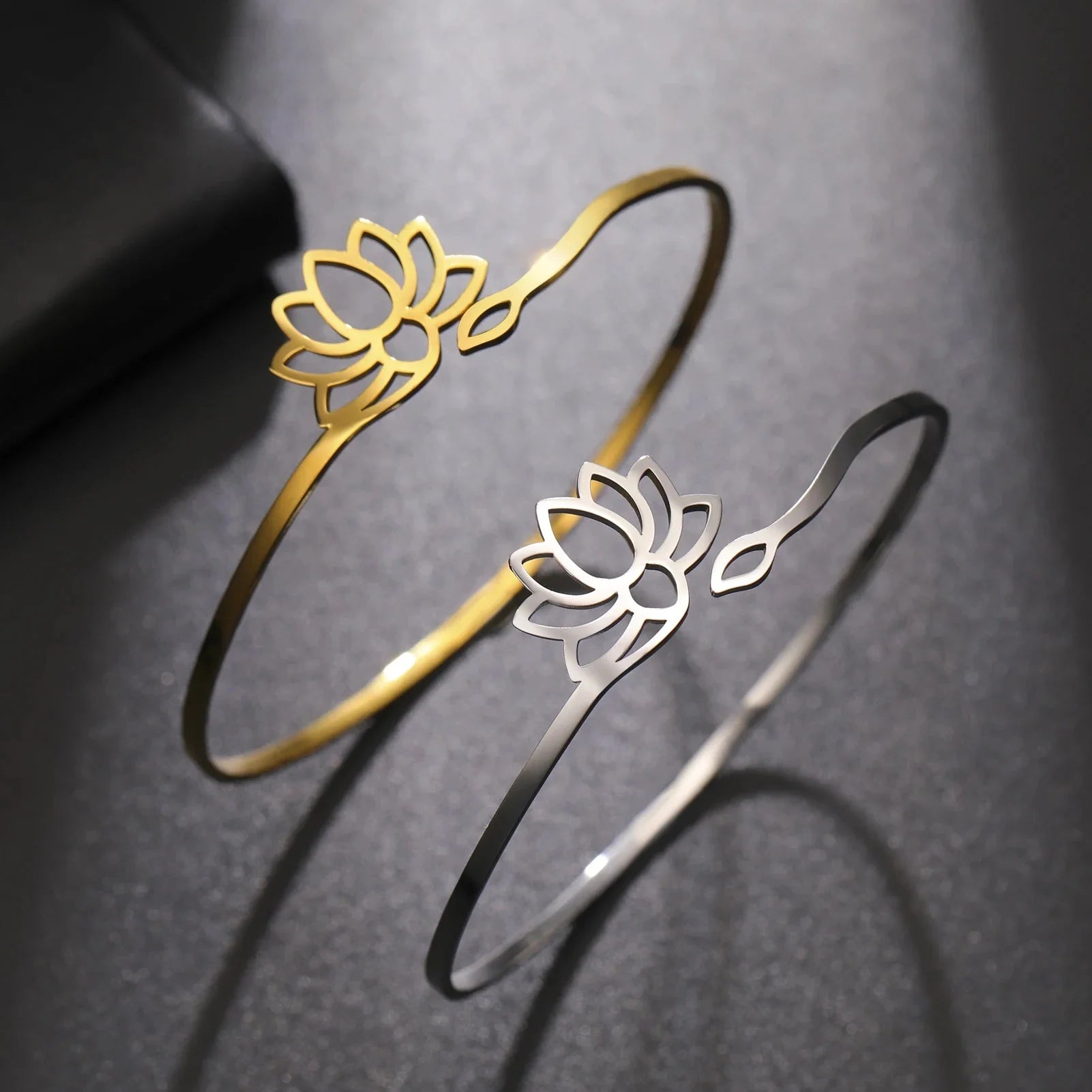 Brazalete Rígido Flor de Loto para Mujer