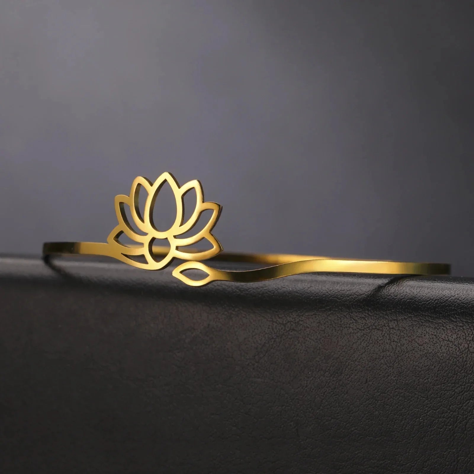 Brazalete Rígido Flor de Loto para Mujer en Oro