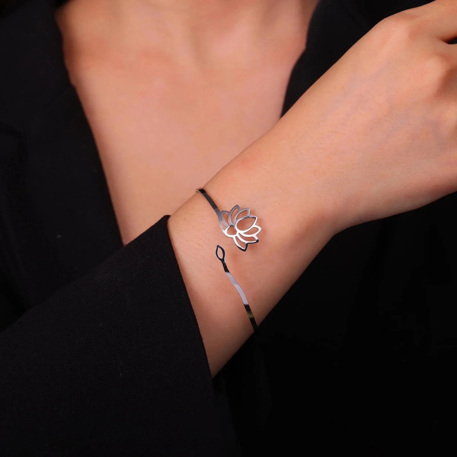 Brazalete Rígido Flor de Loto para Mujer en Plata