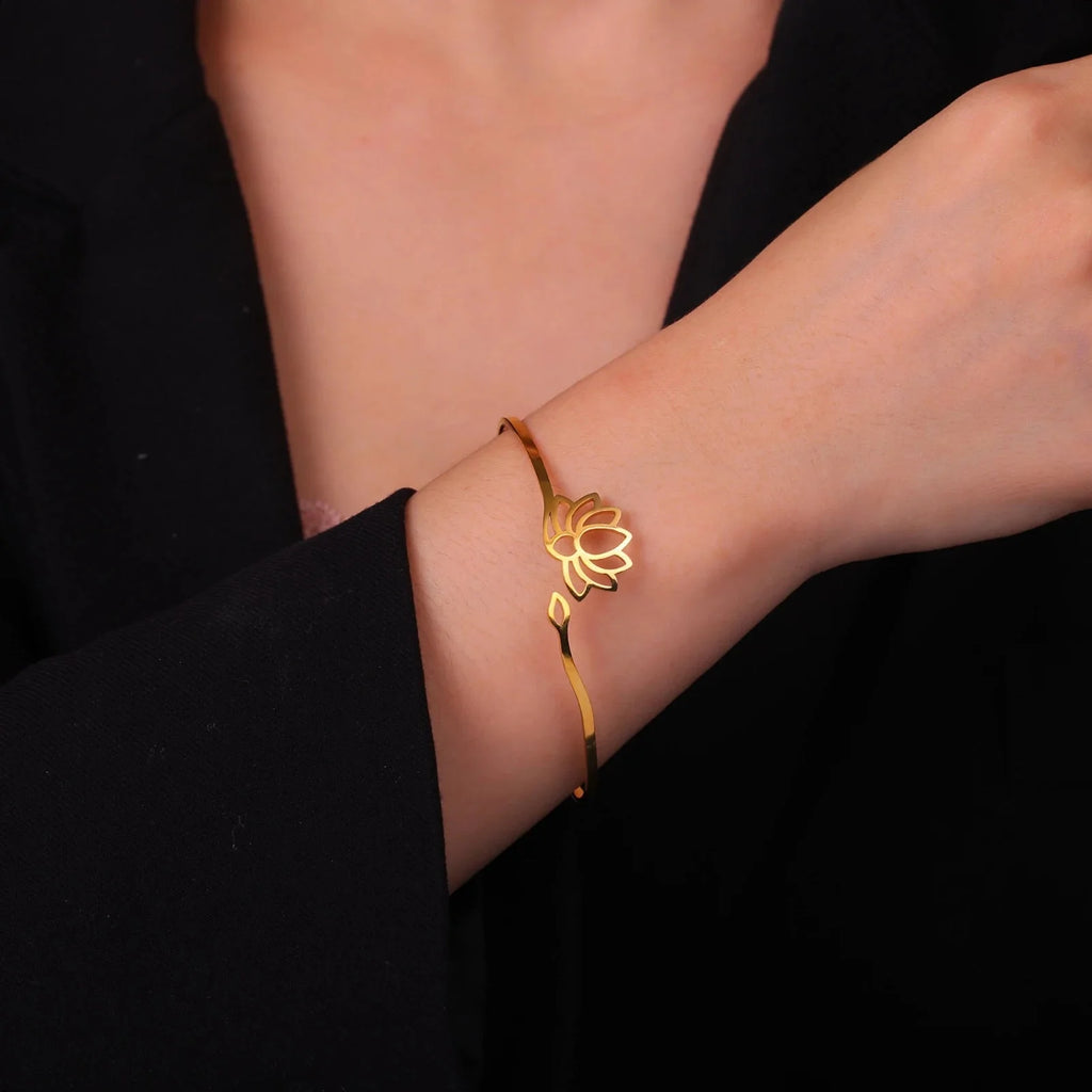 Brazalete Rígido Flor de Loto para Mujer en Oro
