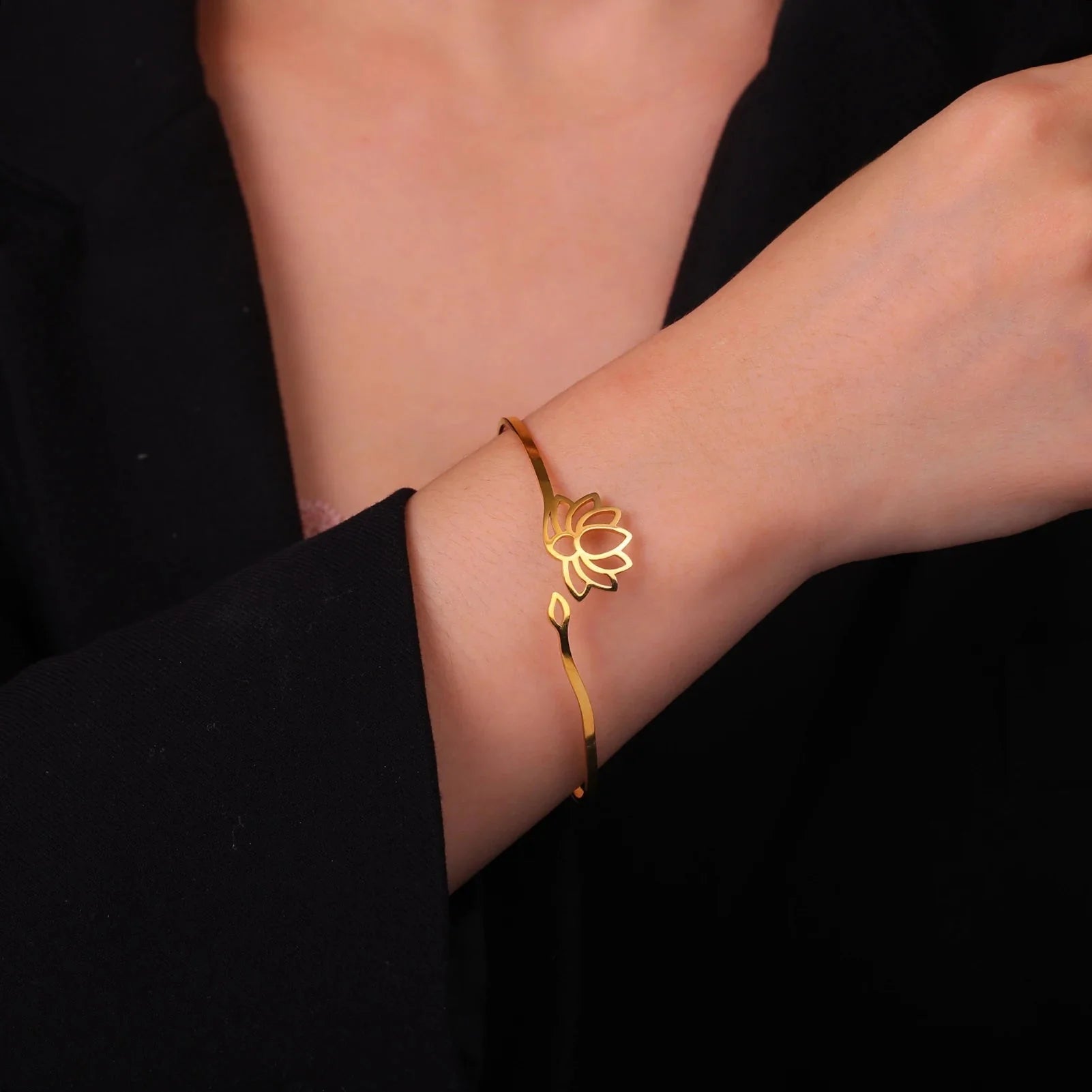 Brazalete Rígido Flor de Loto para Mujer en Oro