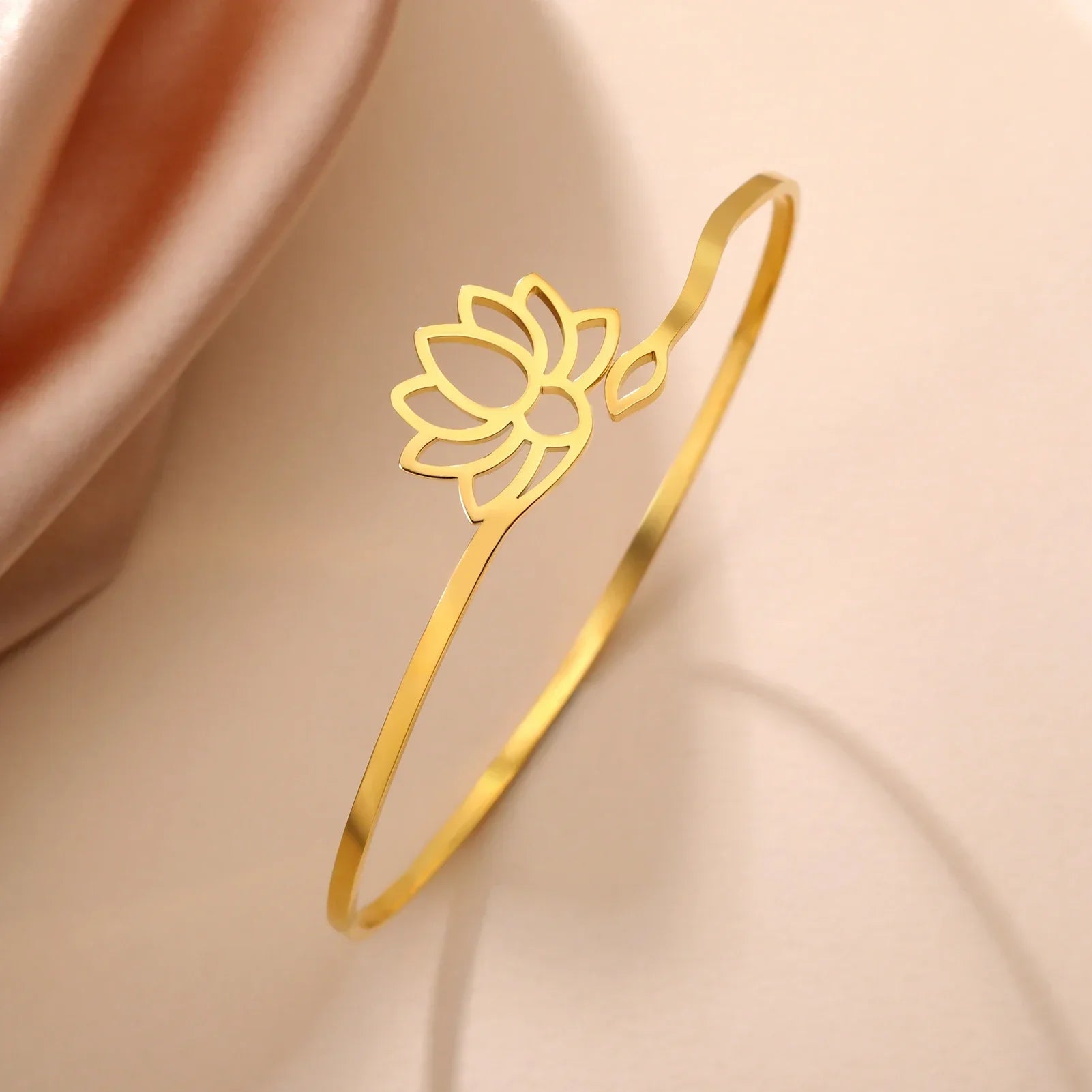 Brazalete Rígido Flor de Loto para Mujer en Oro