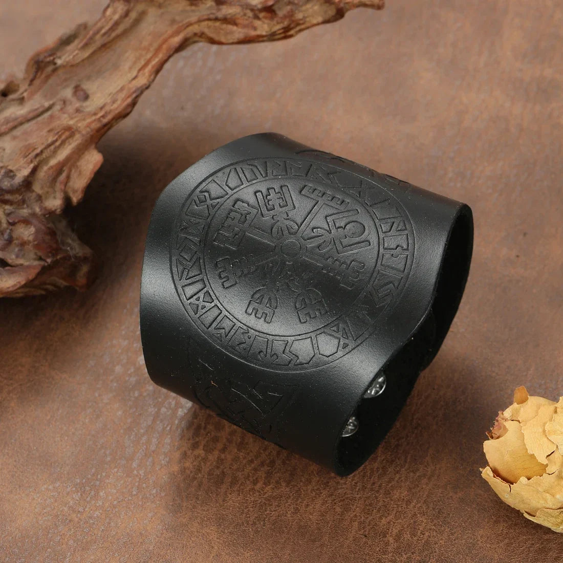 Pulsera Vikinga Vegvisir en cuero negro