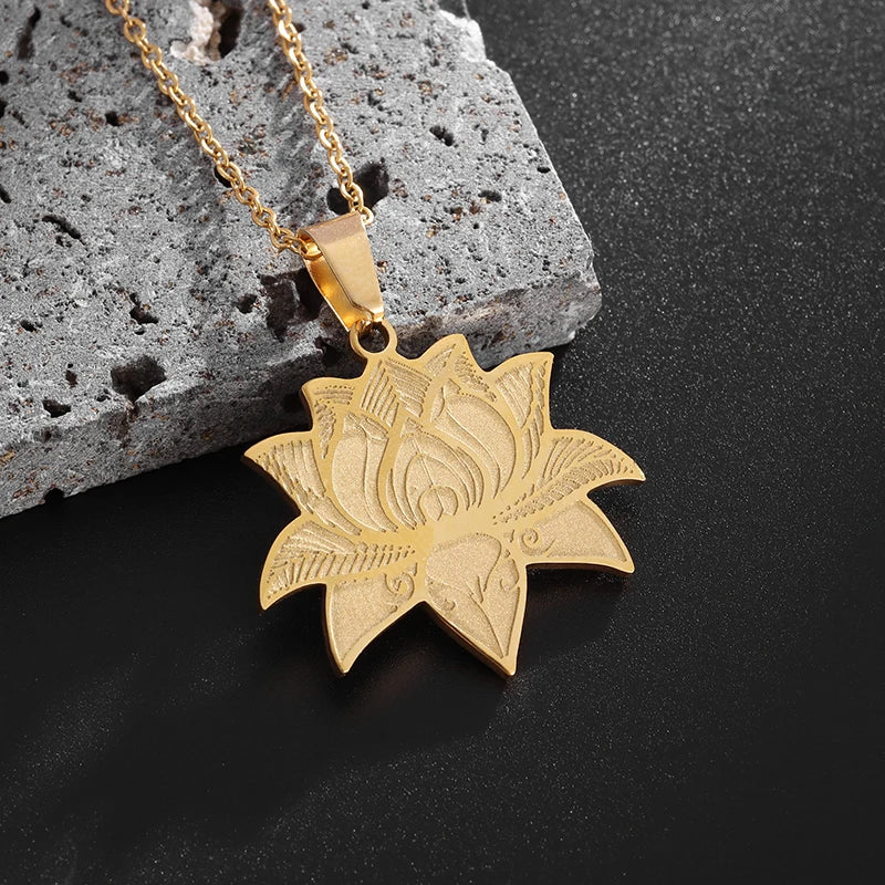 Cadena y Medallón Flor de Loto oro