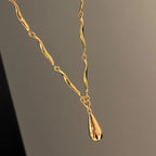 Collar Asimétrico con Colgante de Gota de Agua