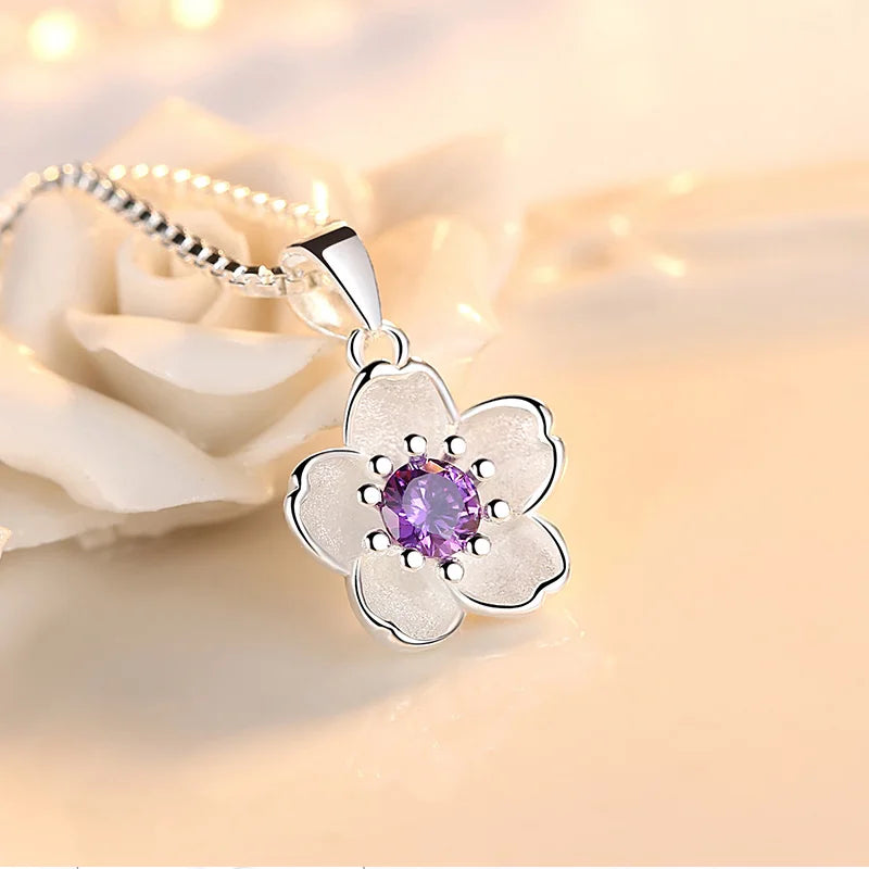 Collar con colgante de flor para mujer en color violeta