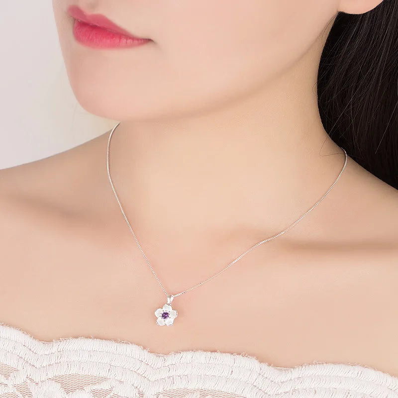 Collar con delicado colgante de flor para mujer en color violeta