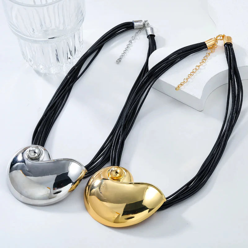 Collar con Gran Colgante de Concha de Caracol en oro