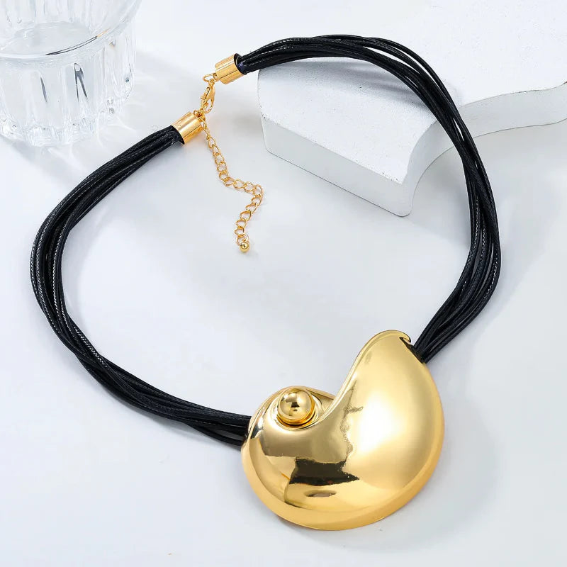 Collar con Gran Colgante de Concha de Caracol en oro